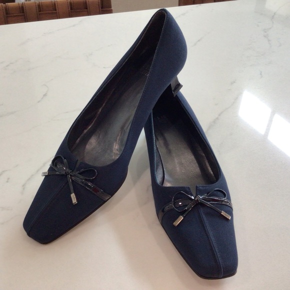 Stuart Weitzman Navy Bow Pump, Size 7M, Excellent Condition - Picture 1 of 6